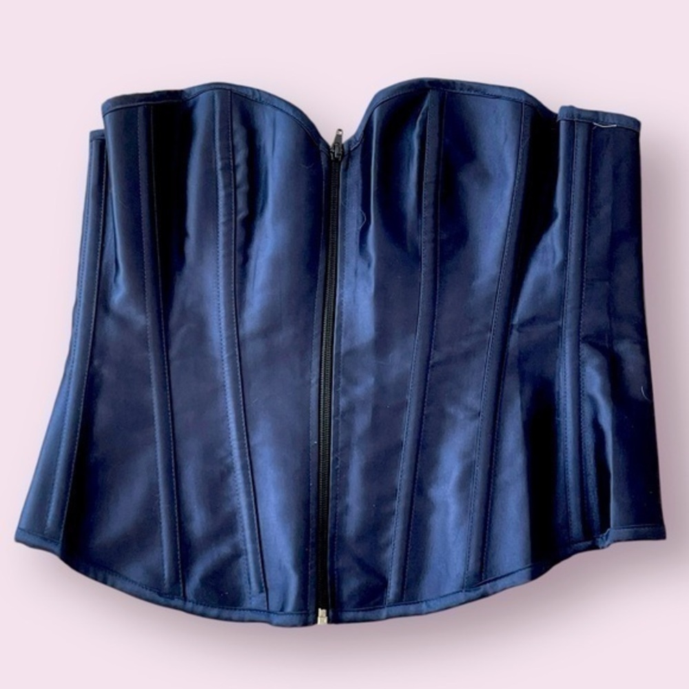 Sleek Black Corset: Elevate Your Style!
